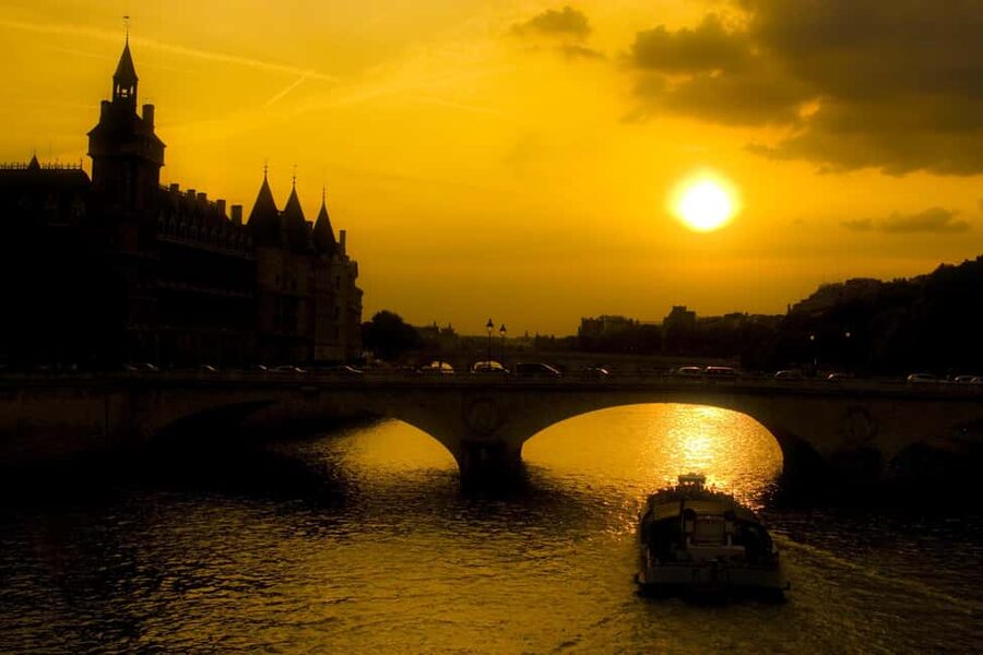 Paris: Ghosts, Legends & Mysteries Evening Walking Tour - Start at the Henri IV statue on Pont Neuf (and get your bearings fast)