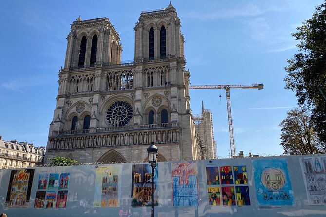Paris: Île de la Cité and Notre-Dame Walking Tour With Crypt - Marché aux Fleurs (Elizabeth II): smell, color, and a story break