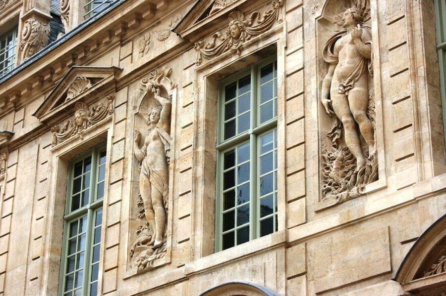 Paris: Le Marais Highlights Guided Small Group Walking Tour - Private mansions and royal echoes in the street names