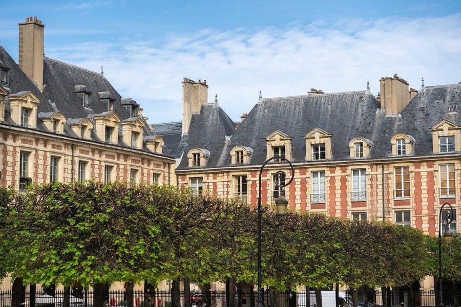Paris: Le Marais Highlights Guided Small Group Walking Tour - Rue des Rosiers: Jewish quarter time plus practical shopping wandering