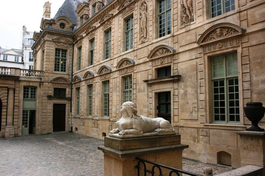Paris: Le Marais Highlights Guided Small Group Walking Tour - Place des Vosges: the green-edged kickoff you’ll remember