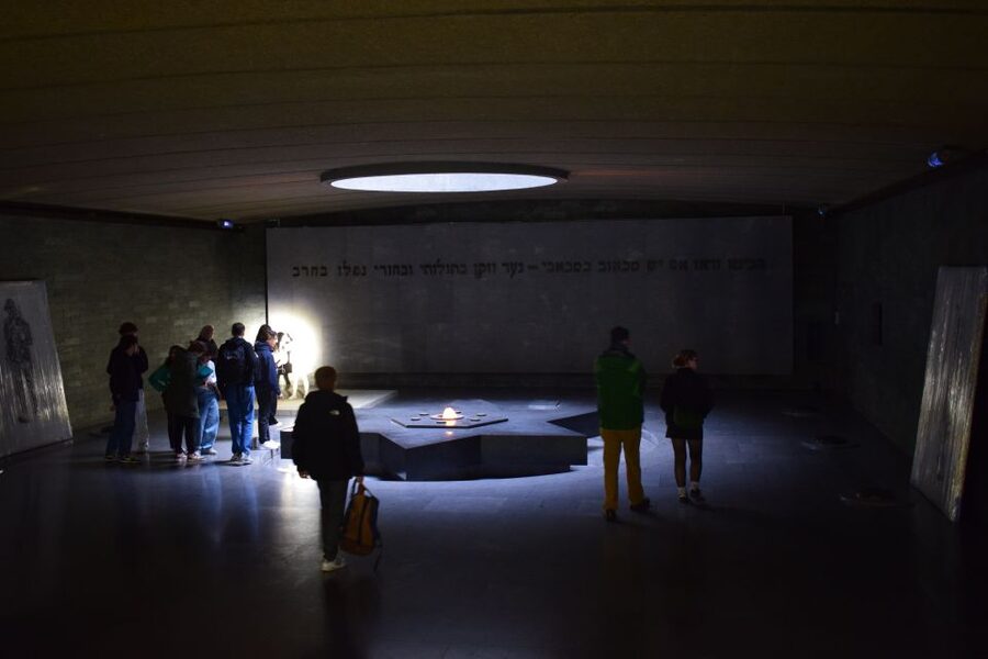 Paris: Le Marais & Montmartre Jewish History Walking Tour - The Mémorial de la Shoah stop: when the guide slows the pace