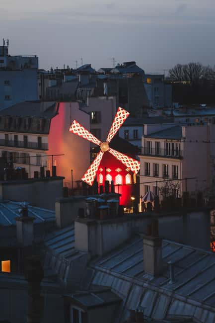 Paris: Montmartre Guided Walking Tour - How the group size keeps the experience personal