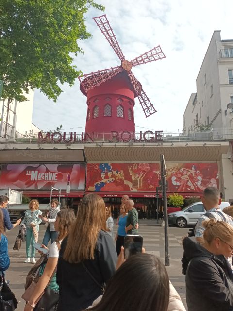 Paris: Montmartre Small Group Guided Walking Tour - Place du Tertre and the Artists’ Square Up Close