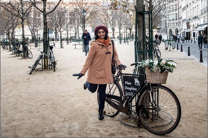 Paris Private Walking Tour with a Personal Photographer - How the Photographer Turns Awkward Moments into Real Poses