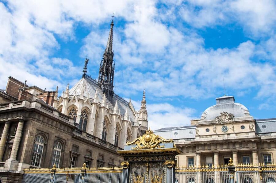 Paris: Walking Tour with Notre Dame or Ste-Chapelle Access - Shakespeare and Company: a literary pause that fits the setting