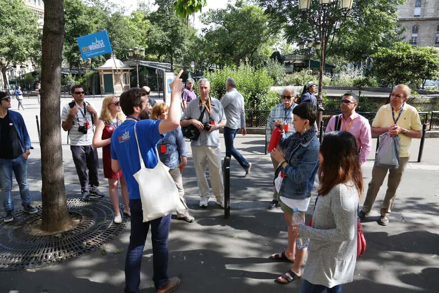 Paris: Walking Tour with Notre Dame or Ste-Chapelle Access - Choosing between Notre-Dame and Sainte-Chapelle: how to pick