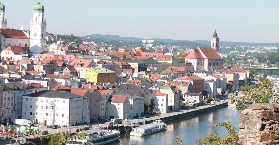 Passau: City Highlights Guided Walking Tour - Höllgasse Artists Alley: The Cobblestones You’ll Want to Photograph