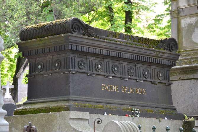 Pere Lachaise Cemetery Walking Tour in Paris - Small-group flexibility: requests actually work