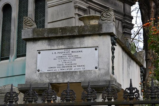 Pere Lachaise Cemetery Walking Tour in Paris - What to wear and bring for a cemetery that’s all about walking