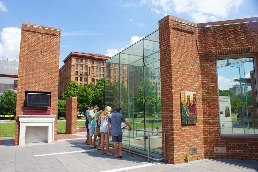 Philadelphia: History, Highlights & Revolution Walking Tour - Elfreth’s Alley to Betsy Ross House: the street-level Revolution