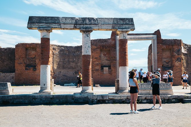 Pompeii 3 Hours Walking Tour Led by an Archaeologist - The 3-hour pacing: what to expect and how to survive the open sky