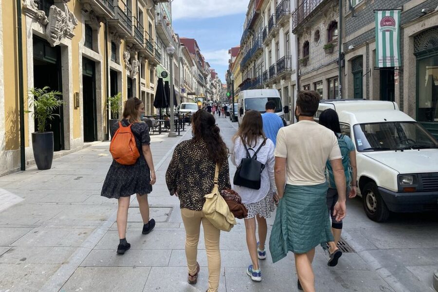 Porto: Historical Center Walking Tour - Wine tasting, olive oil, and an optional Virtudes Gardens picnic