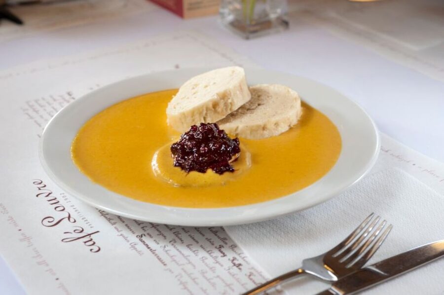Prague: Food and Beer Guided Walking Tour with Tastings - Guides, pacing, and how to make the most of 4 hours