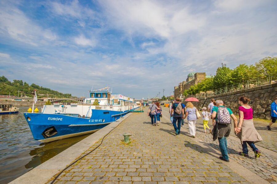 Prague: Guided Bus & Walking Tour with River Cruise & Lunch - Lunch on the Vltava: Buffet Style + Glass-Roof Boat Calm