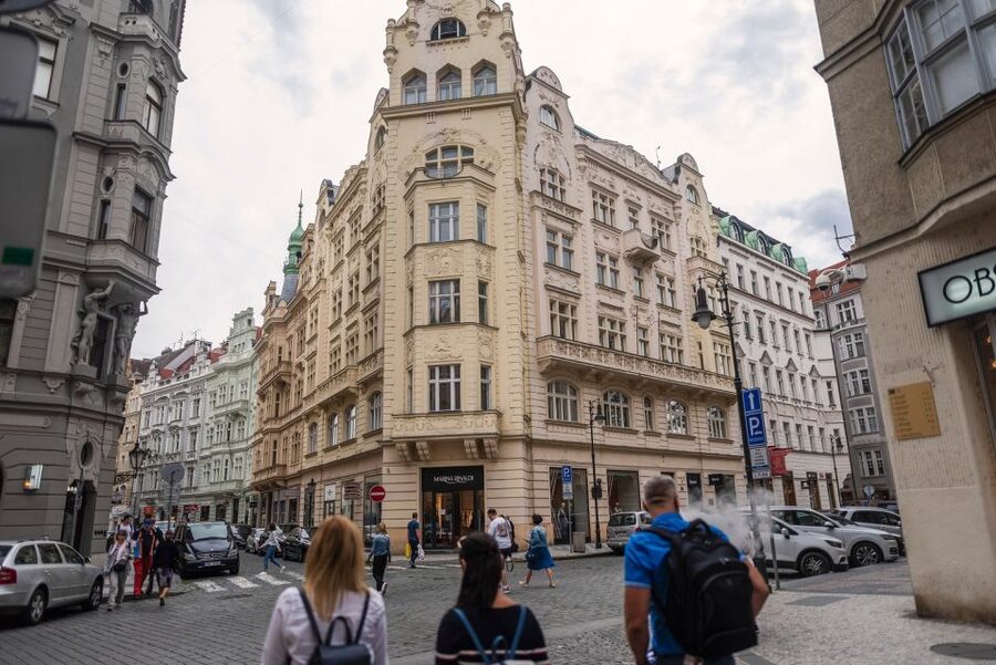 Prague: Old Town and Jewish Quarter Guided Walking Tour - Josefov on Street Level: Synagogues, the Old Ghetto, and the Cemetery Outside the Gate