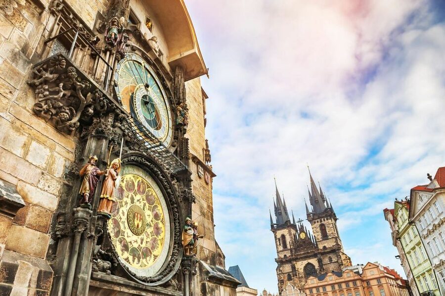 Prague: Old Town, Jewish Quarter & Astro Clock Walking Tour - Josefov (Jewish Quarter): walking the former ghetto neighborhood