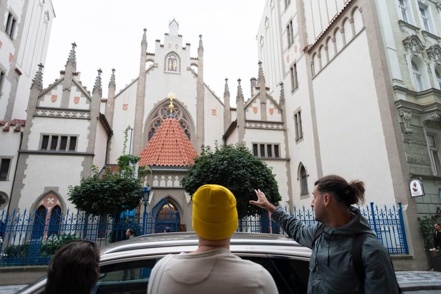 Prague: Old Town, Jewish Quarter & Astro Clock Walking Tour - Language options and the reality of bilingual tours