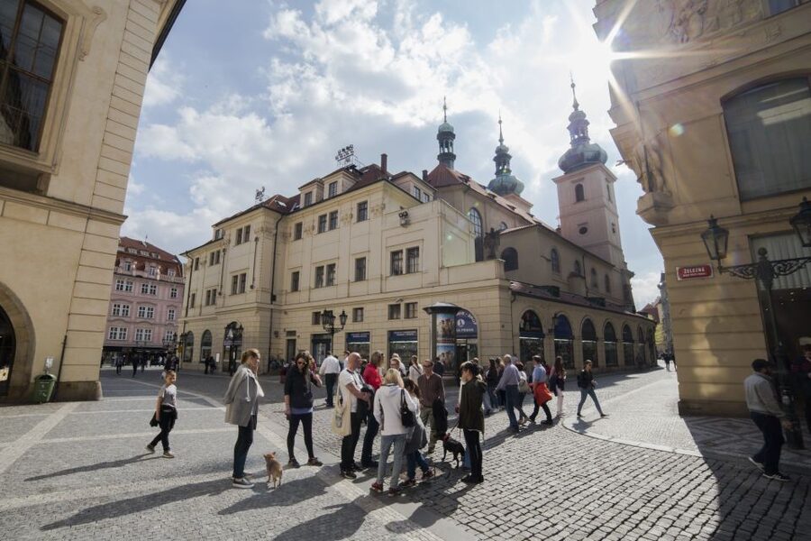 Prague: World War 2 and Operation Anthropoid Walking Tour - Meeting at Týnská 627/7: finding the tour fast (and warm)