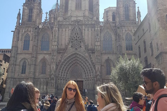 Private Barcelona Old Town and Gothic Quarter Walking Tour - Mercat de la Boqueria: using the market as a culture lens
