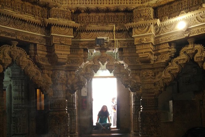 Private Heritage Walking Tour in Jaisalmer Fort and Old Bazaar - Stop 2: Nathmal Ji Ki Haveli and twin-brother carving