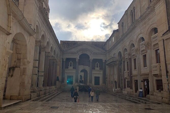 Private History Split Walking Tour in English - The private guide factor: how it changes the feel of Old Town