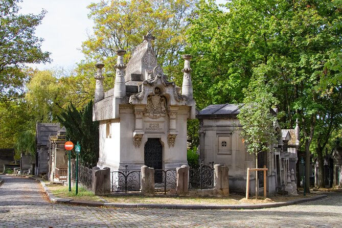 Private Père Lachaise Cemetery Walking Tour - The storytelling style: class, drama, and a racy edge