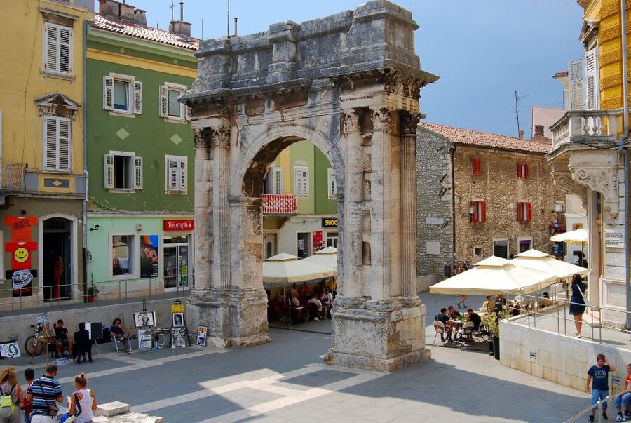 Pula: Historic Walking Tour with Local Guide & City Views - Pula farmers market: Istrian products and local trading in real life