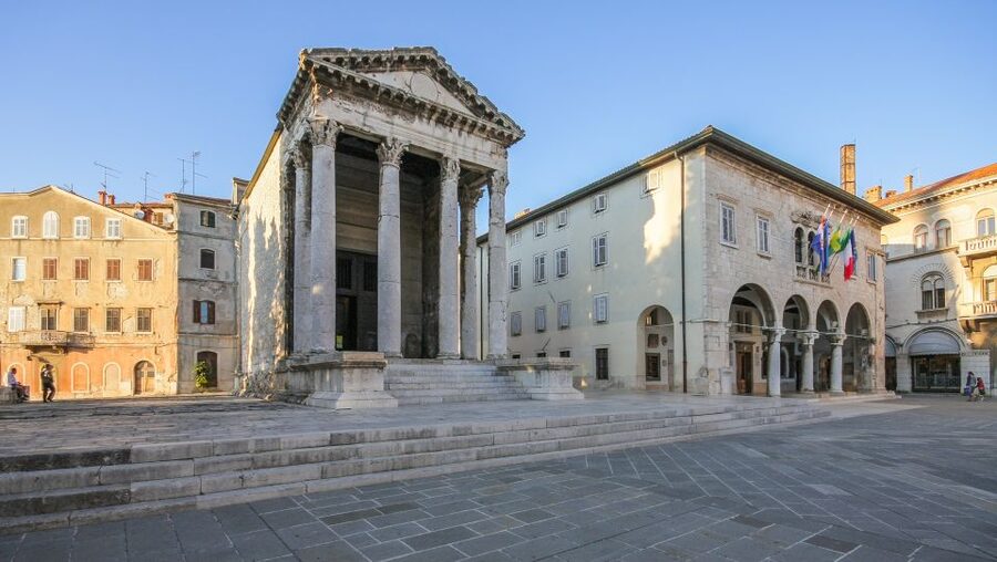 Pula: Historic Walking Tour with Local Guide & City Views - A 90-minute, German-led walk that can be tailored to your mood
