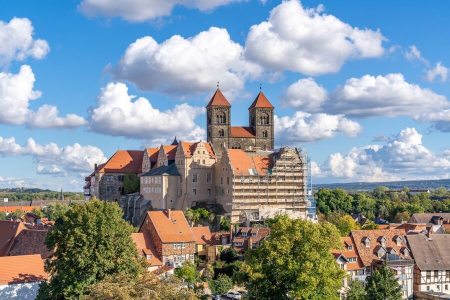 Quedlinburg: Guided City Highlights Walking Tour - Starting on Market Square: your easy entry point