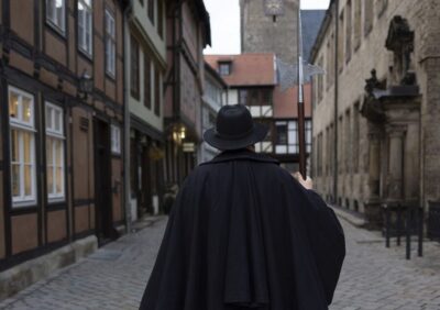 Quedlinburg: Historical Old Town Evening Walking Tour - Finding the Guide at Market Square (Without Stress)
