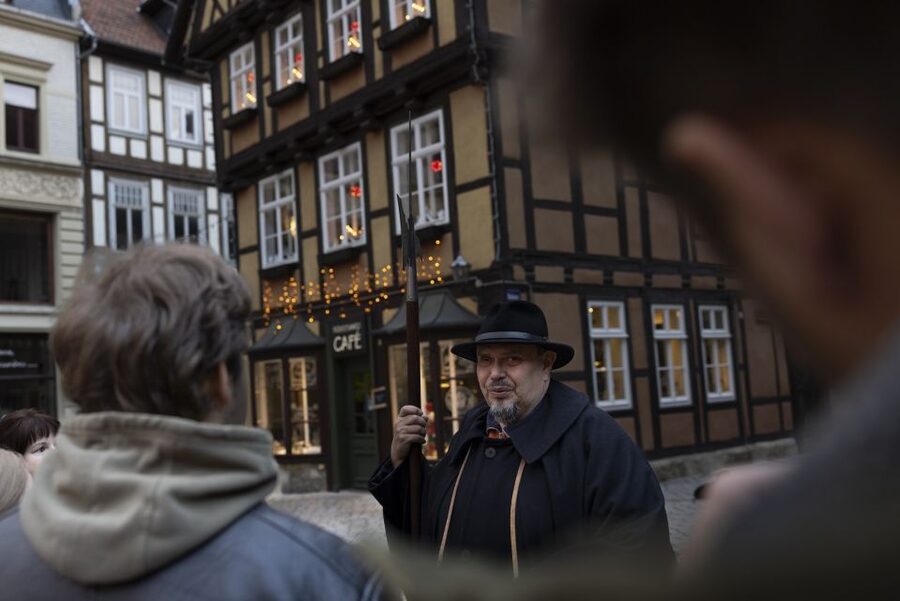 Quedlinburg: Historical Old Town Evening Walking Tour - Medieval Houses by Lantern-Like Light: What You’ll Notice