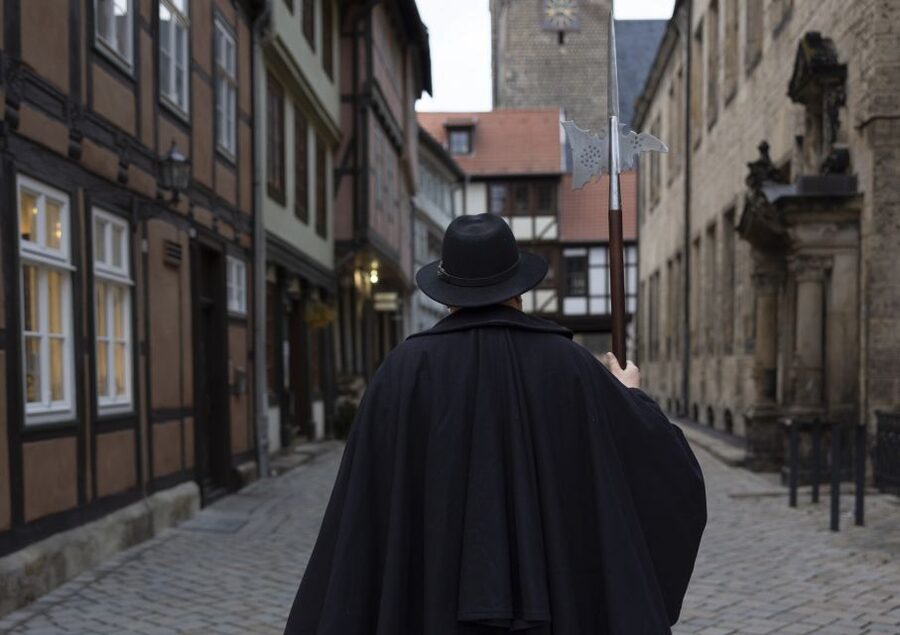 Quedlinburg: Historical Old Town Evening Walking Tour - Finding the Guide at Market Square (Without Stress)