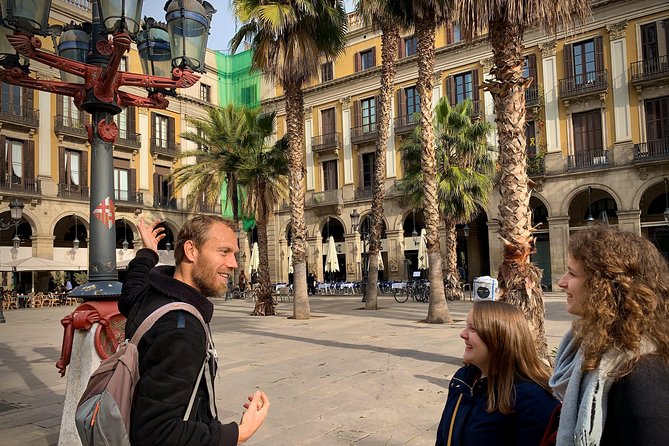 Ramblas, Old Town, Gothic and Gaudi Architecture Walking Tour - Gaudí moments without the ticket lines: Casa Batlló and La Pedrera/Casa Milà exteriors