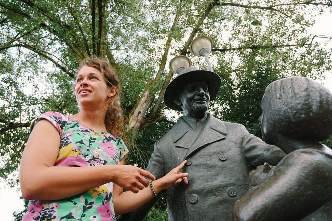 Regular walking tour of Jewish Vilnius - Monument to Zemach Shabad: one more human thread