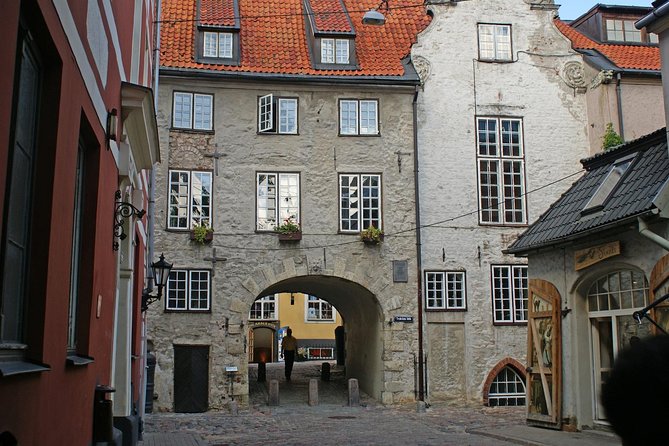 Riga Old Town Walking Tour in a Small Group - Warm-break moments in winter: what to expect if it’s freezing