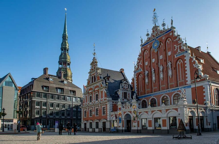 Riga: Old Town Walking Tour in a Small Group or Private - House of the Blackheads and the square that sets the tone