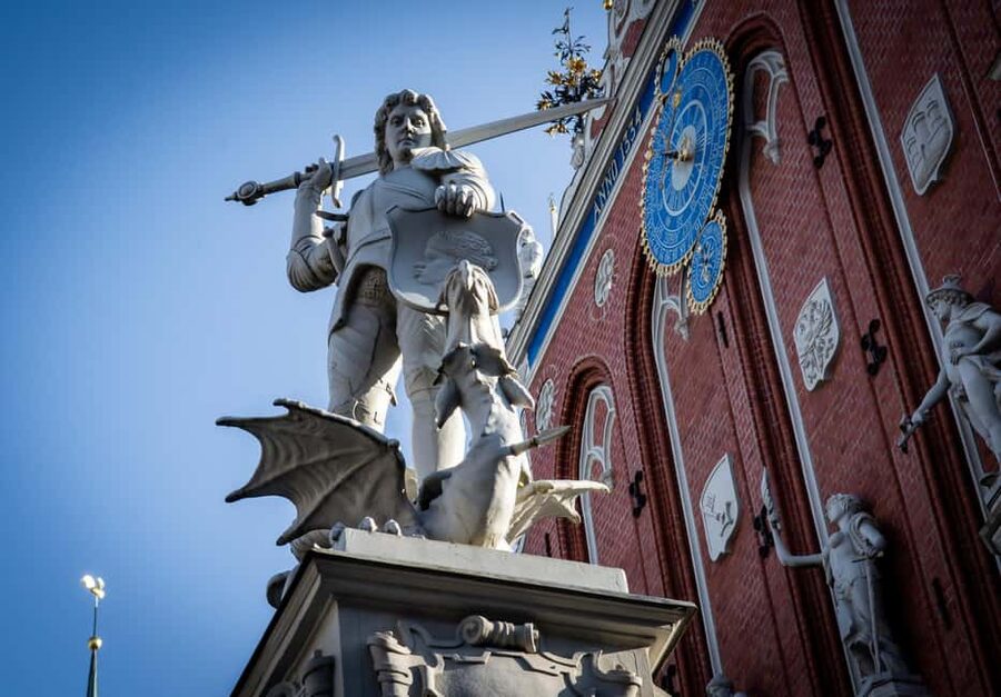 Riga: Old Town Walking Tour in a Small Group or Private - Town Musicians of Bremen and Līvu laukums 4: small stops, strong context