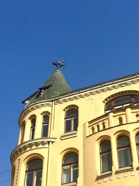 Riga: Old Town Walking Tour in a Small Group or Private - Guild Houses and medieval Hanseatic Riga: where money shows on the street