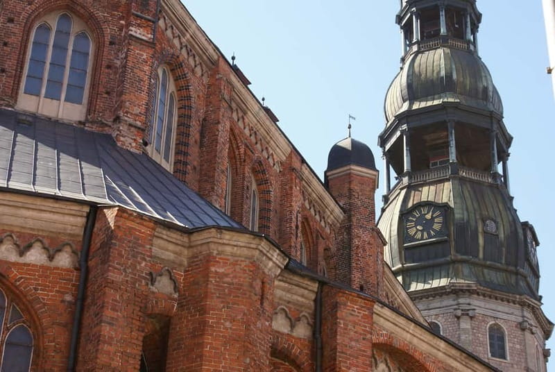 Riga: Old Town Walking Tour in a Small Group or Private - Riga Castle, Swedish Gate, and Powder Tower: the photo circuit worth your time