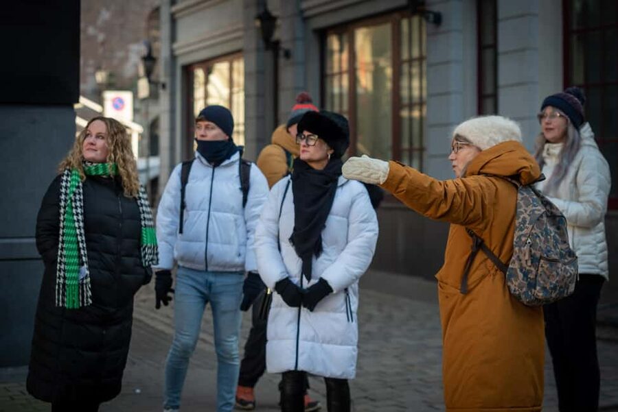 Riga: Old Town Walking Tour in a Small Group or Private - Meeting at the House of the Blackheads, then finding the route fast