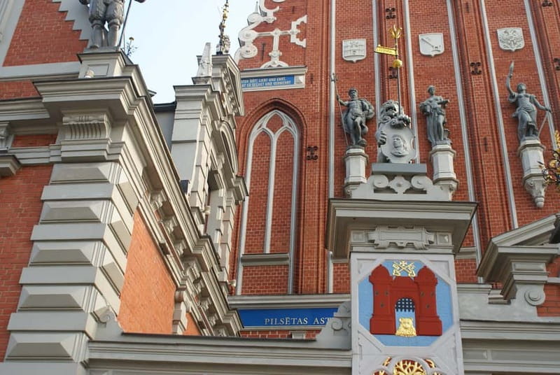 Riga: Old Town Walking Tour with Art Nouveau Highlights - Starting where Riga likes to meet: Black Heads to Old Town