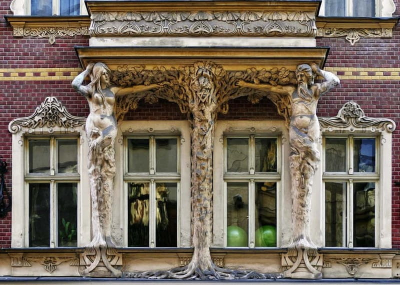 Riga: Old Town Walking Tour with Art Nouveau Highlights - What guides are like on this tour (from real patterns)