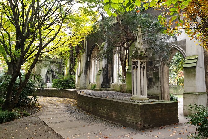 Roman Ruins to Blitz Bombings: A Walking Tour of London's Fiery History - Bank of England Museum, Guildhall, and St Paul’s: institutions that shaped the rebuild