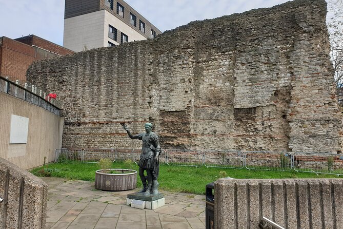 Roman Ruins to Blitz Bombings: A Walking Tour of London's Fiery History - Meeting at Trinity Square and the pace you should expect