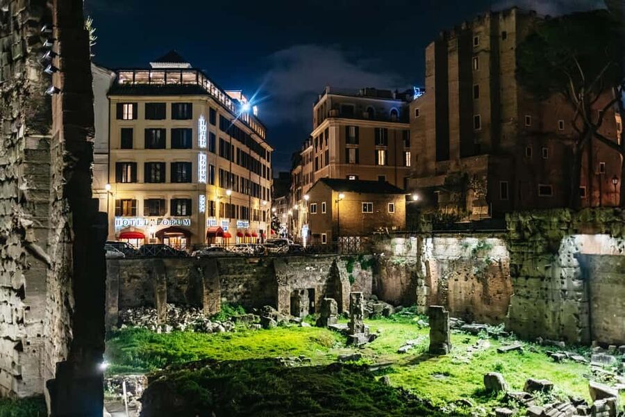 Rome: Small-Group City Highlights Moonlight Walking Tour - The Colosseum Under Moonlight: What You’ll Actually See