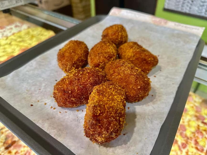 Rome: Trastevere Street Food Walking Tour with Local Expert - Pizza and beer: the middle of the tour hits the Roman night-out vibe