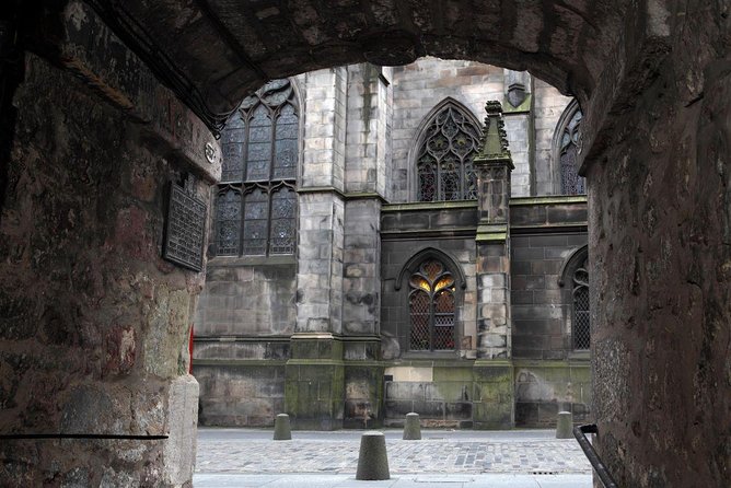 Royal Mile and Edinburgh Castle - Small Group Walking Tour - Royal Mile walking time: High Street to John Knox House and Parliament Square