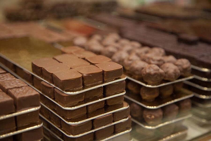 Saint-Germain-des-Prés: Pastry and Chocolate Walking Tour - Elegant Shop Windows and the Art of Picking Stops