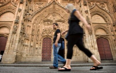 Salamanca Sightseeing Walking Tour with Local Guide. Spanish - Casa de las Conchas: seeing the House of Shells beyond postcards